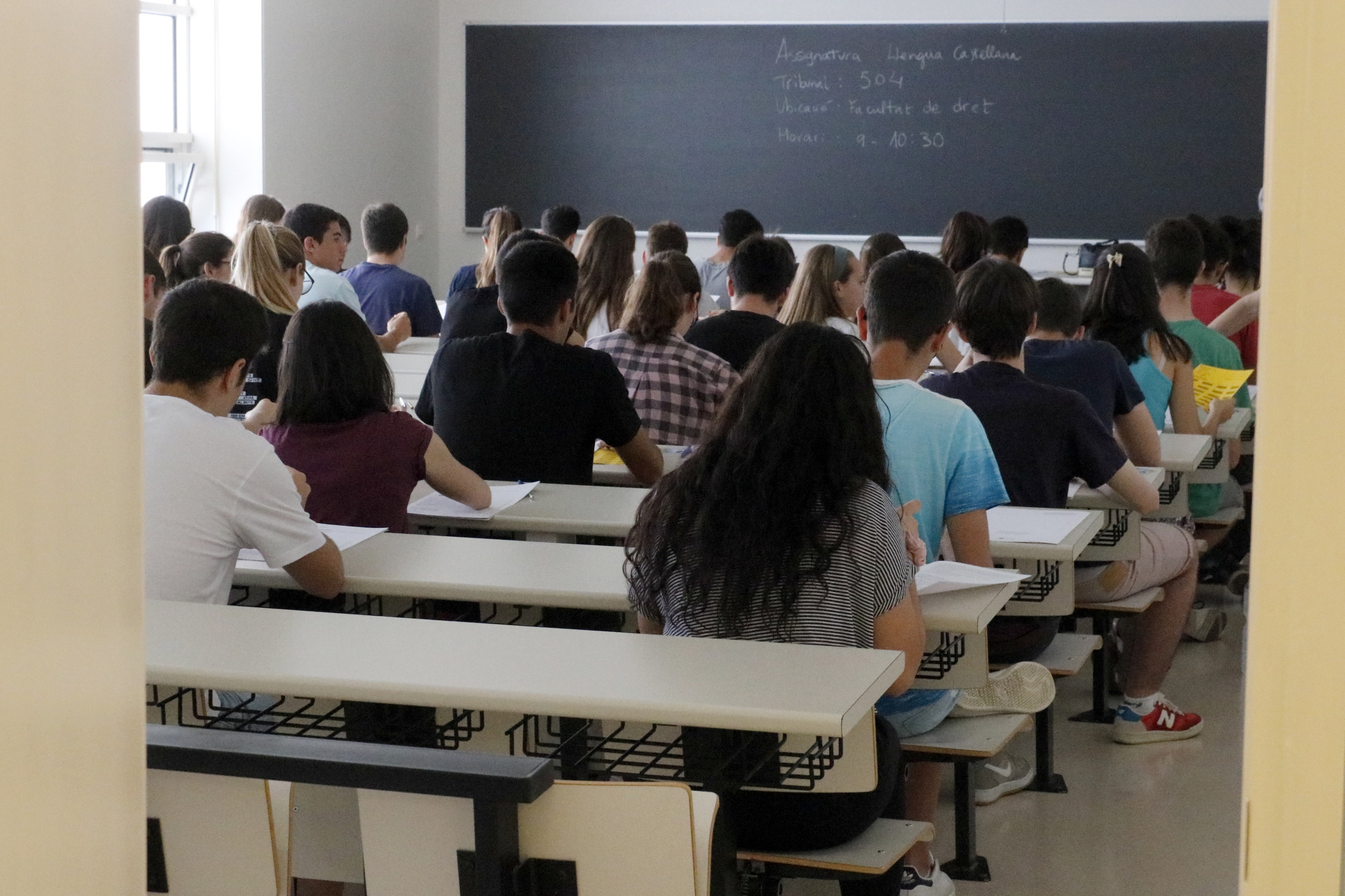 Imatge d'arxiu d'alumnes fent la selectivitat