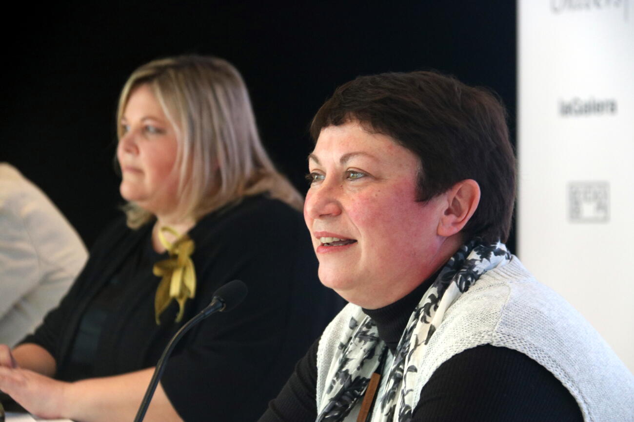 En primer pla, Isabel Monsó, directora general de Viena Edicions. En segon pla, Ester Pujol, directora editorial d'Enciclopèdia.