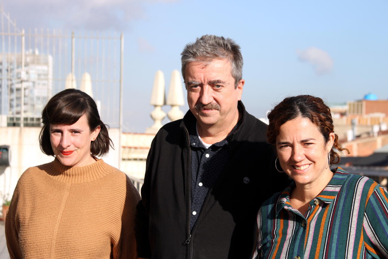 El director editorial dels segells en català per a adults de Penguin Random House, amb una part del seu equip.