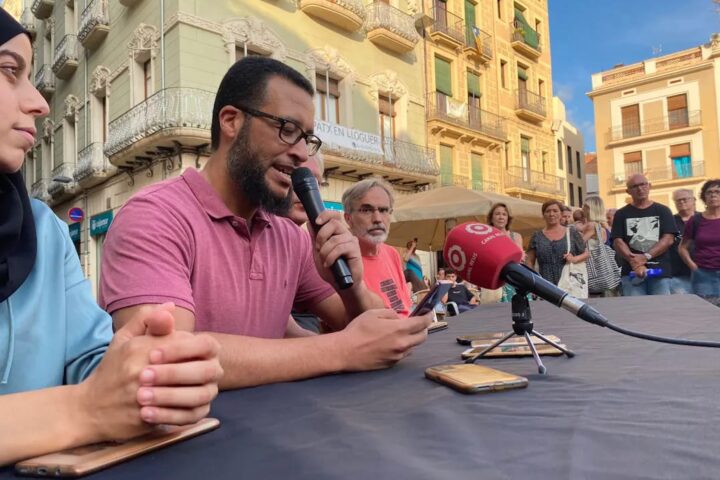 Mohamed Saïd Badaoui fent un parlament durant la concentració de suport a la plaça del Mercadal de Reus.