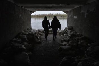 Dues persones s'acosten a la riba del Dniprò. (Fotografia d'Oleg Petrasyuk)
