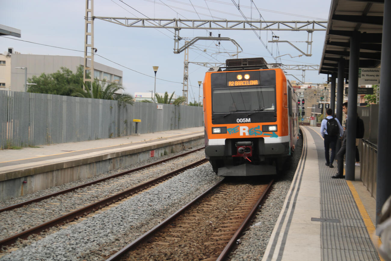 Imatge d'arxiu d'un tren de la R2 entrant a l’estació de Gavà.