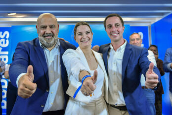 El batlle de Palma, Jaime Martínez, amb la presidenta Marga Prohens i el president del Consell de Mallorca, Llorenç Galmés (EFE/Miquel A. Borràs)