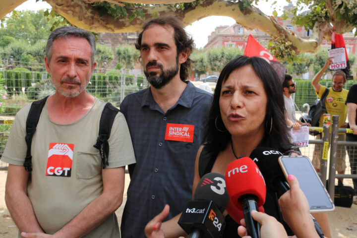 El portaveu de la CGT, Miquel González, el portaveu de la Intersindical, Marc Santasusanna, i la portaveu d'USTEC, Iolanda Segura, durant l'atenció als mitjans (fotografia: Maria Aladern).