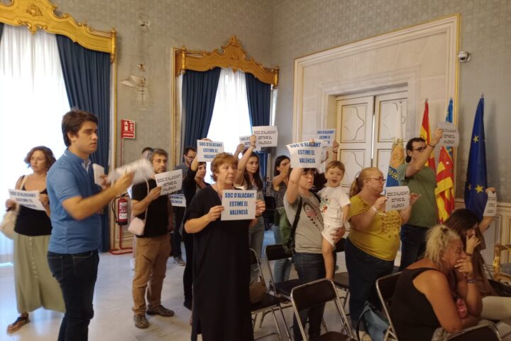 Veïns d'Alacant ahir durant la celebració del plenari. (Fotografia de Compromís-Alacant)