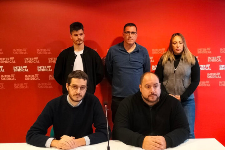 Conferència de premsa de la Intersindical per denunciar l'acomiadament del treballador (fotografia: la Intersindical).