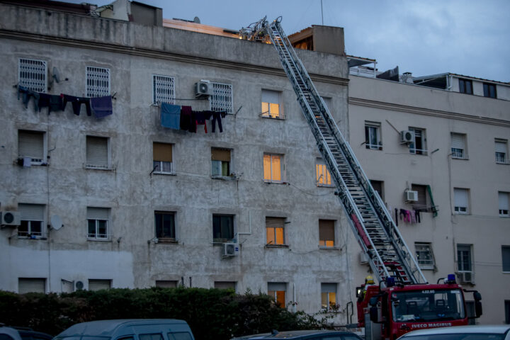 El dia de l'esfondrament, els bombers van haver d'accedir a l'edifici per dalt. Fotografia: Albert Salamé