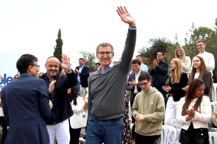 El president del PP, Alberto Núñez Feijóo, amb el candidat Alejandro Fernández, arribant a un míting a Ulldecona (Fotografia: ACN)