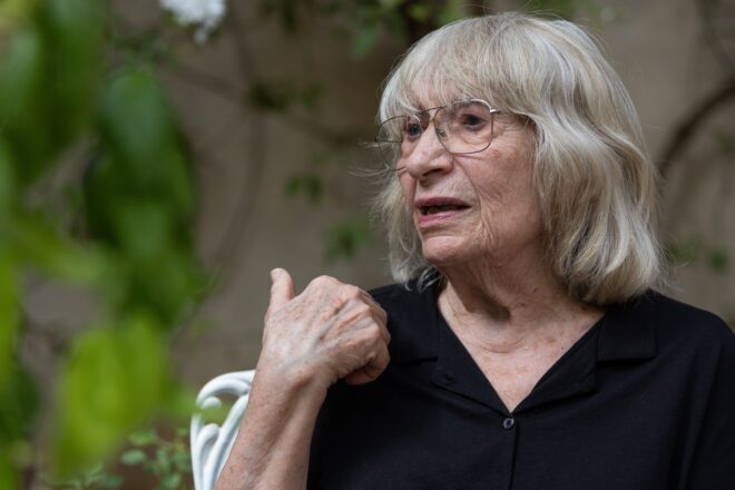 Antònia Vicens guanya el premi Llibreters per ‘Crideu la mort errant, digueu-me on va’