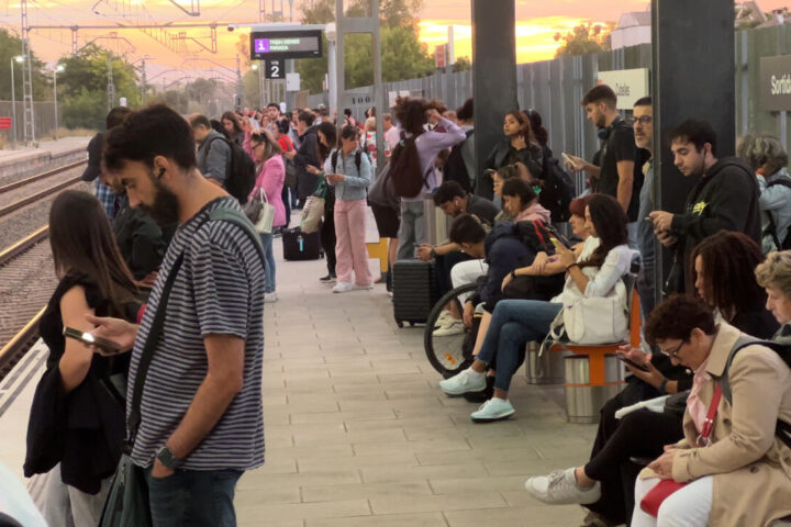 Usuaris de Rodalia esperant el tren a l'estació de Cubelles (Garraf)