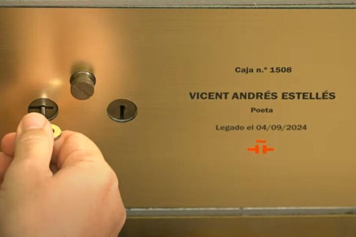 El dipòsit de Vicent Andrés Estellés a la Caja de las Letras de Madrid (fotografia: Agència EFE).