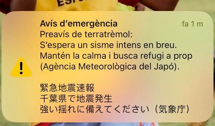 Avís, en català i japonés, de l'Agència Meteorològica del Japó.