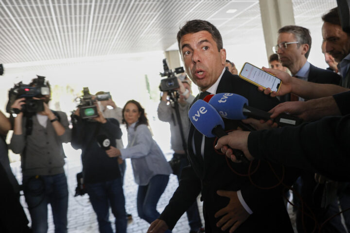 Fotografia d'arxiu de l'arribada de Mazón a la presa de possessió de del rector de la Universitat Politècnica de València (UPV), José E. Capilla.