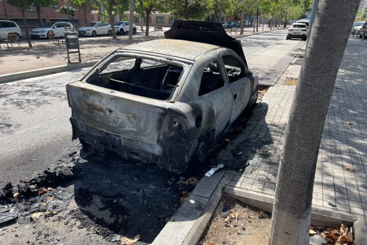 Els cotxes de combustió també s’encenen espontàniament, i més sovint que els elèctrics.