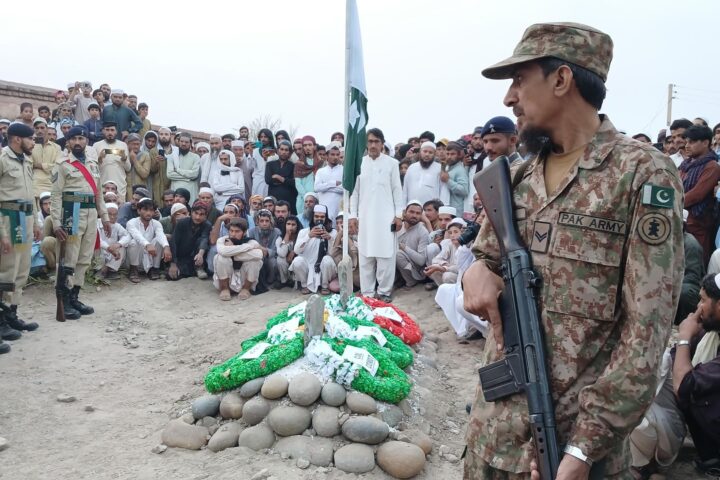 Funeral d’un soldat mort en un atemptat a Balutxistan, atribuït a l’Exèrcit d’Alliberament Balutxi, enmig d’una escalada de tensió entre el Paquistan i l’Índia. (Fotografia: EFE/EPA/Basit Gilani)