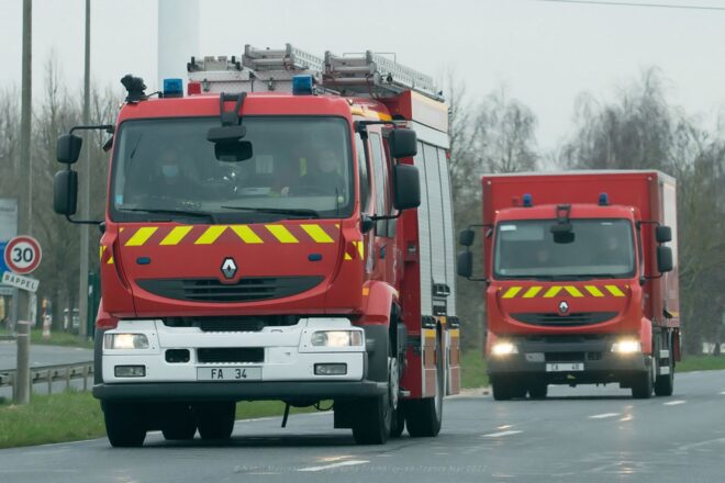 Un incendi a Canet de Rosselló crema dues cases i obliga a evacuar tot un barri