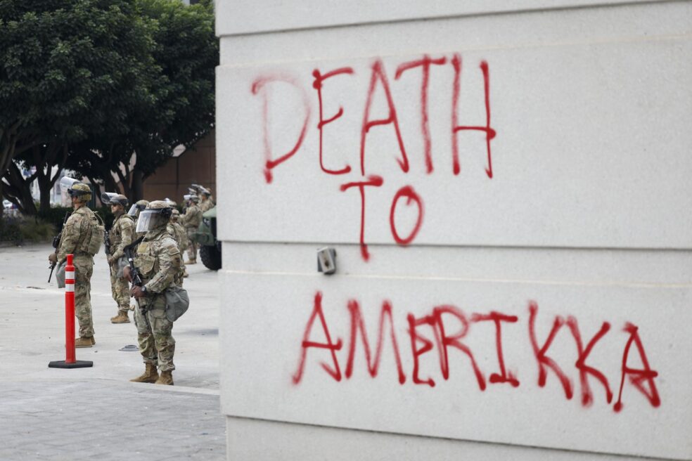 La guàrdia nacional dels Estats Units patrulla per Los Angeles